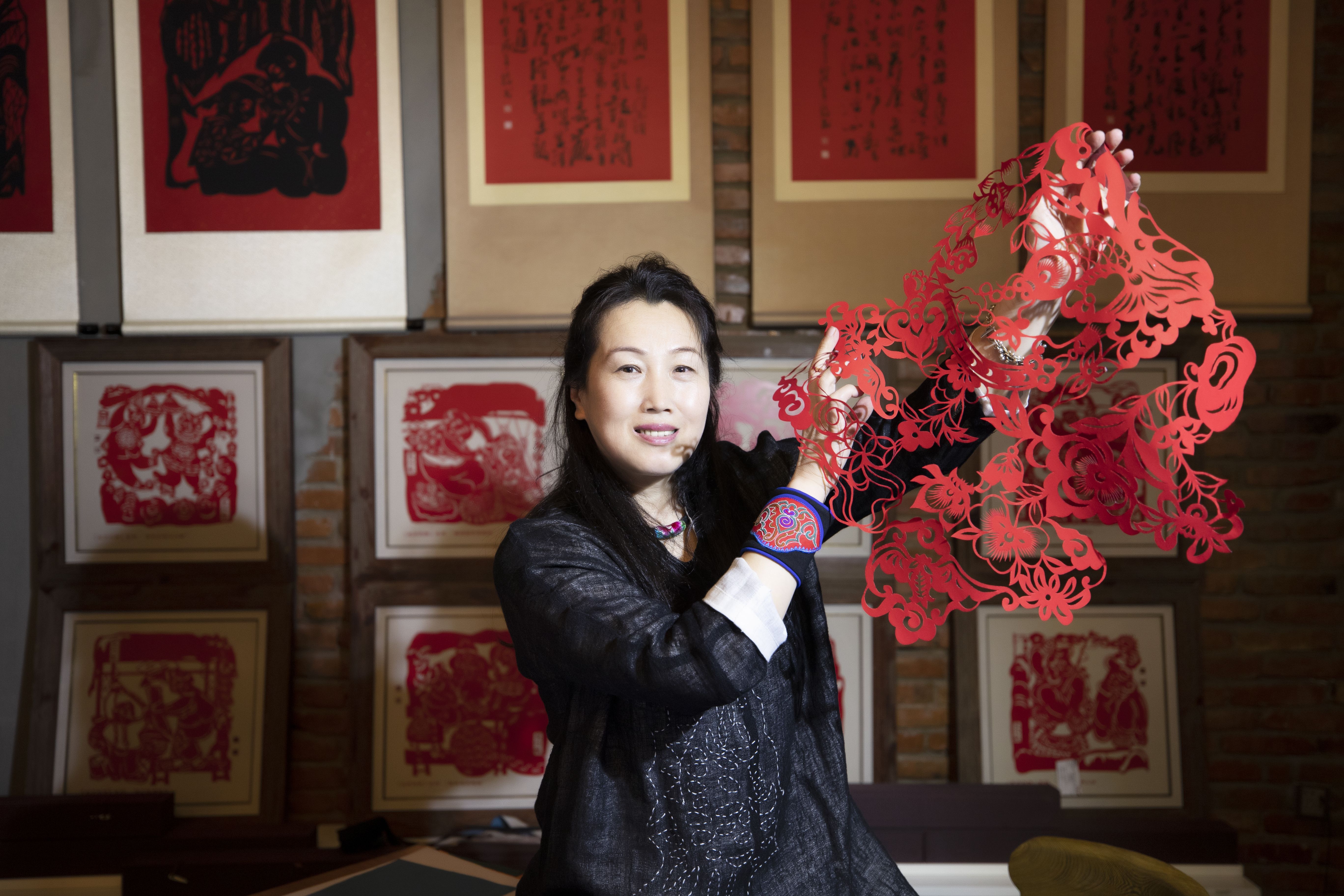 龙藏文化交流活动：巧手传情裁剪团结景 妙笔生花描绘生态图